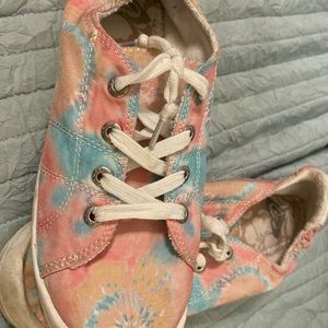 Rozy tye dye shoes